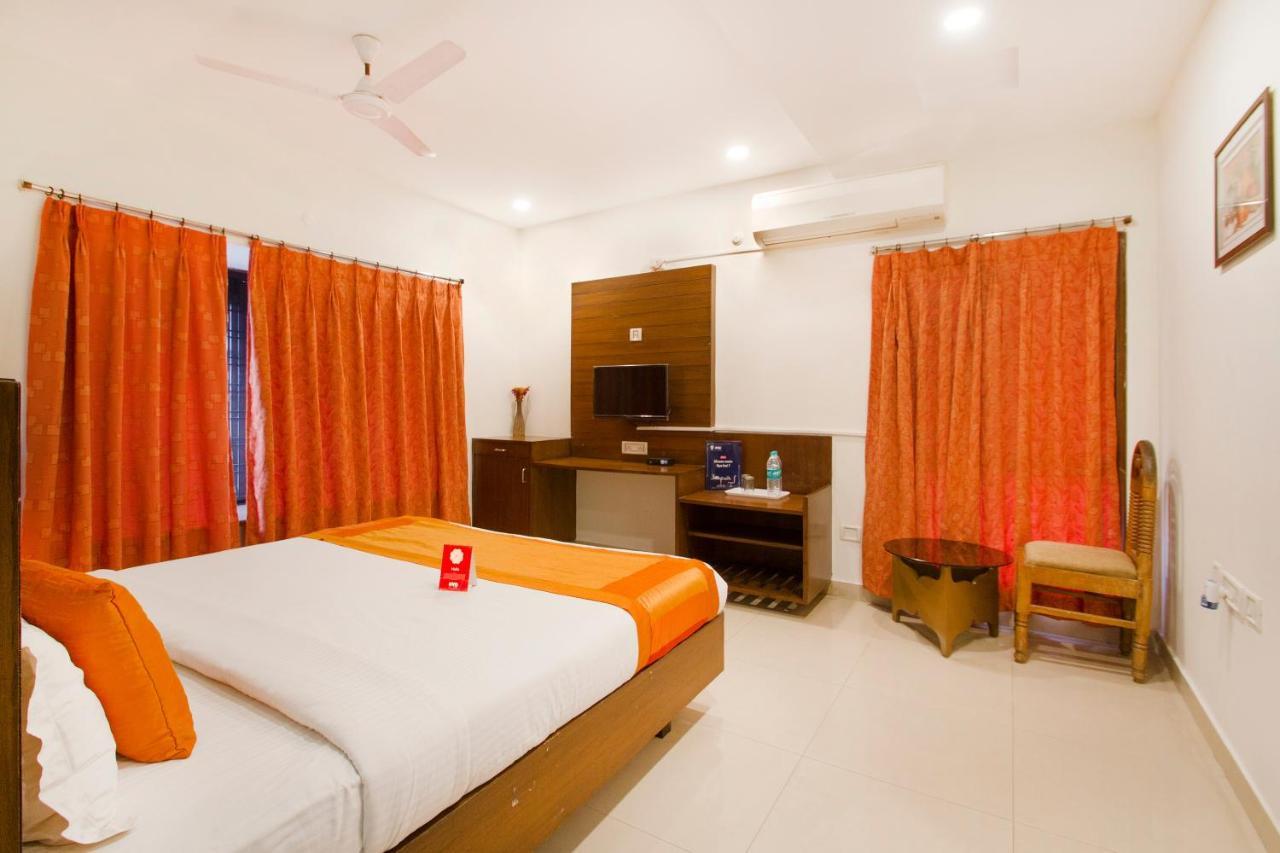 Vaccinated Staff - Oyo 11400 The Down Town Suites Hyderabad Bagian luar foto
